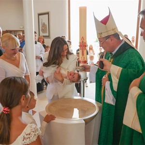 Biskup Šaško krstio peto dijete obitelji Mažar u Župi Lukarišće